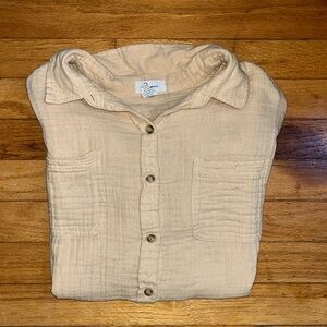 Short sleeve blouse with front pockets
